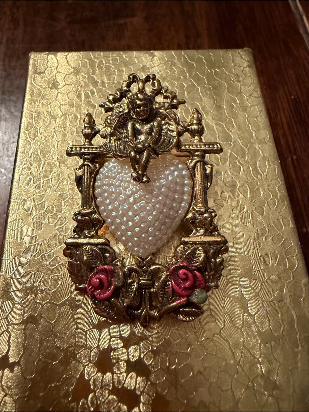 Source Unknown Gold Cherub Heart Wall Accent with Pearlized Heart and Pink Roses